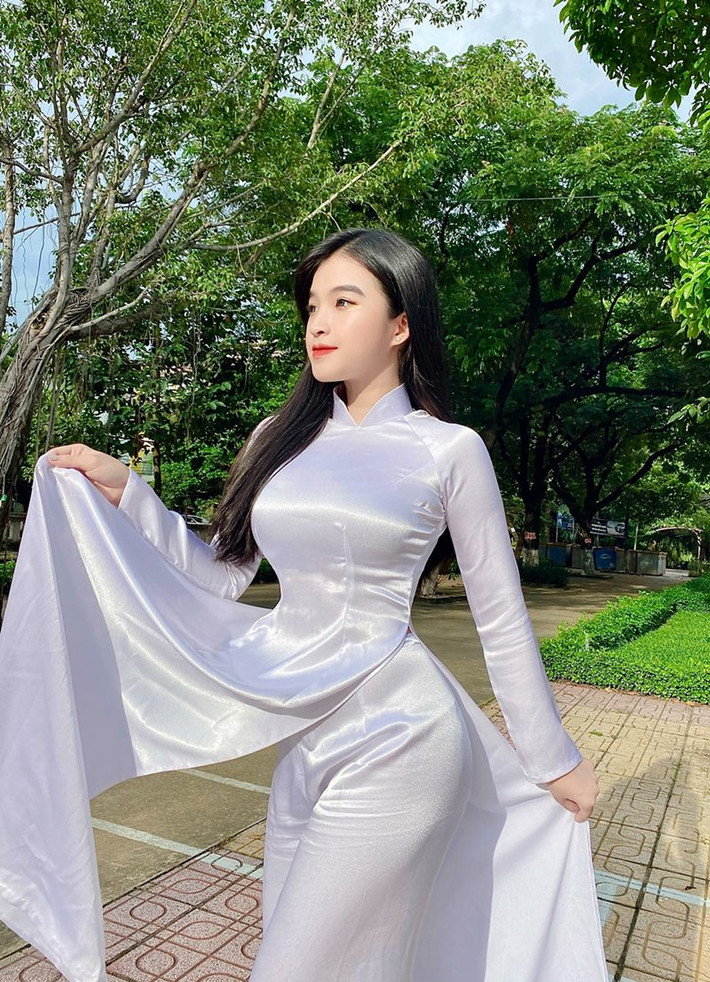 Phan Thị Bảo Trân sinh năm 2002, đến từ Biên Hòa, Đồng Nai từng được mệnh danh là "hot girl áo dài".