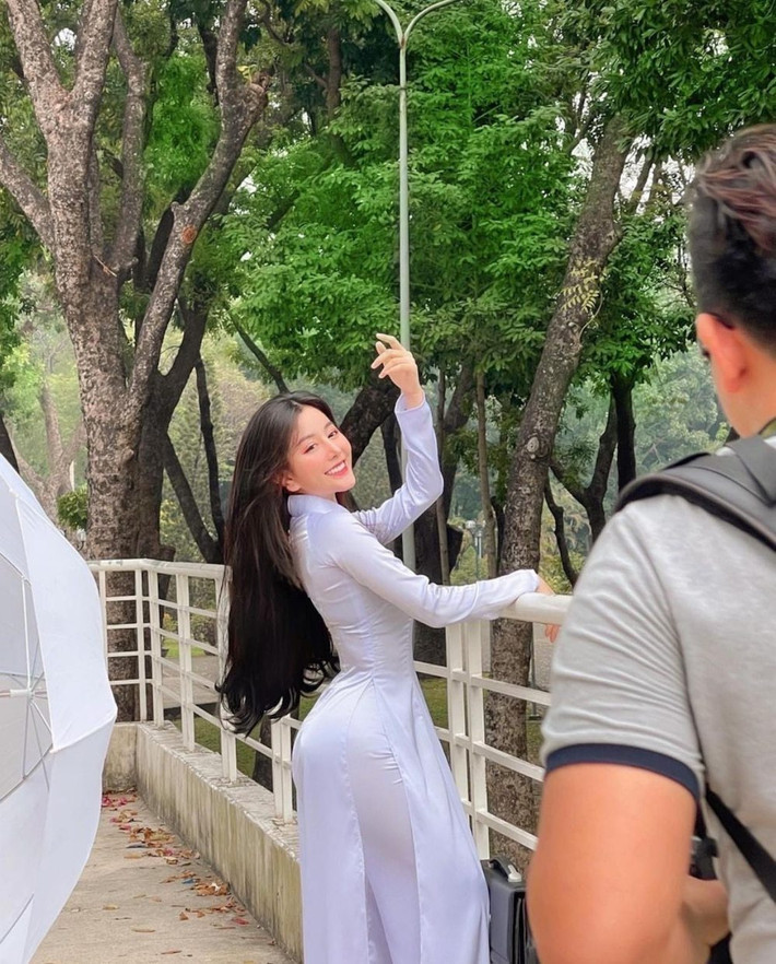 Hot girl 10X này còn được các trang báo của Trung Quốc và Hàn Quốc đặt cho danh hiệu “nữ hoàng không góc chết”.