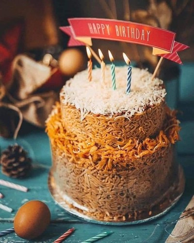 Bánh sinh nhật làm từ mì tôm quả thực vô cùng thiết yếu và độc đáo khác lạ.