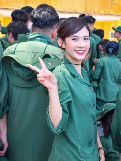 Thời điểm mới nổi tiếng, những hình ảnh của Trang Mei khi xuất hiện tại kỳ thi tốt nghiệp THPT Quốc gia 2019 bất ngờ lọt vào ống kính phóng viên, từ đó cô nàng bất ngờ nổi khắp MXH.