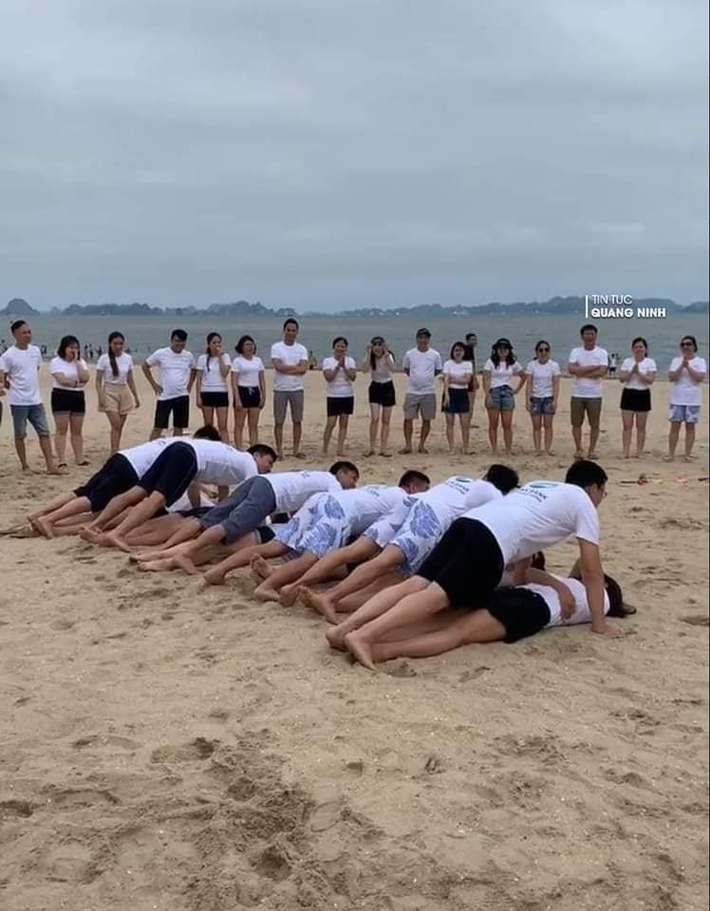 Trên mạng xã hội đã từng xuất hiện nhiều hình ảnh phản cảm về các trò chơi team building không đúng với thuần phong mỹ tục khiến nhiều người nhìn mà "đỏ mặt".