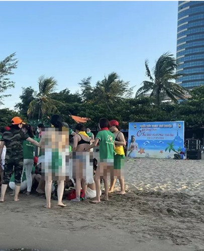 Mới đây trên MXH xôn xao về đoạn clip ghi lại cảnh một nhóm du khách tham gia trò chơi team building trên bãi biển Cửa Lò (tỉnh Nghệ An).