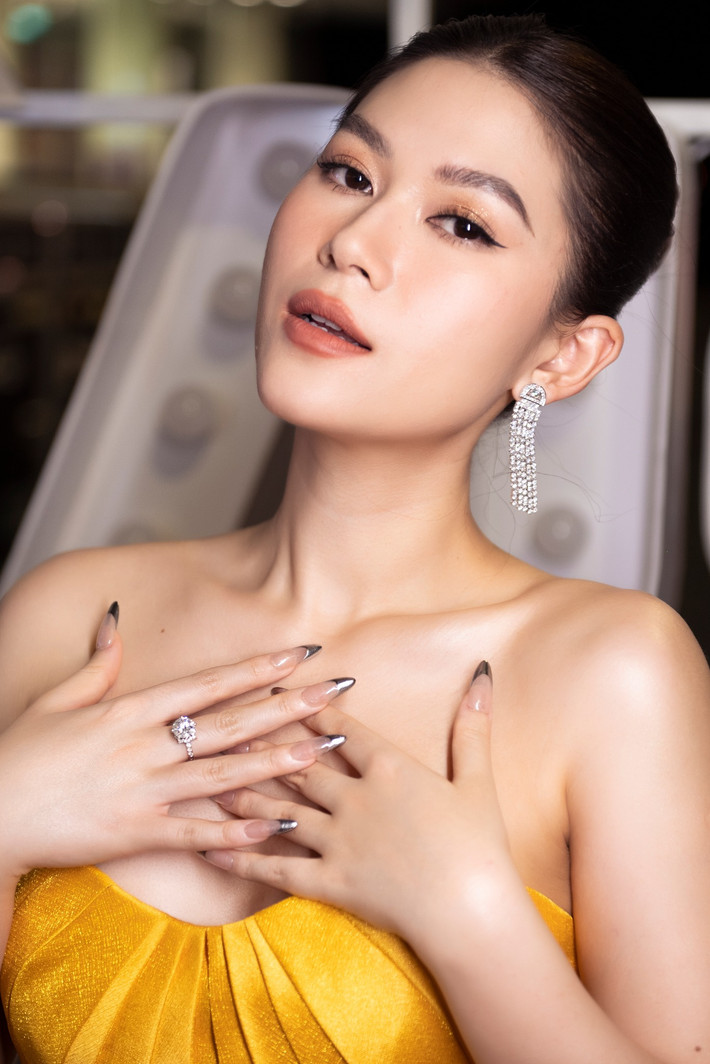 Cô là con gái duy nhất của bà Trịnh Thị Bích Hằng - Chủ tịch HĐQT của một doanh nghiệp chuyên chế biến và xuất khẩu các loại cá, đặc biệt là cá ngừ đại dương lớn nhất Việt Nam hiện nay.