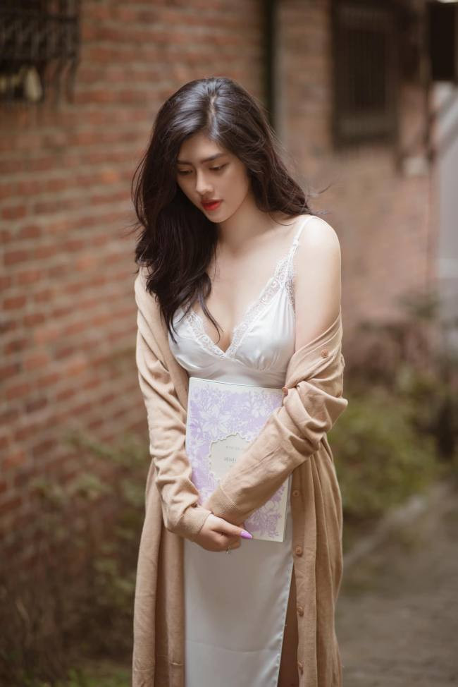 Huỳnh Tiên từng được biết đến là một trong những gà cưng của ông bầu Vũ Khắc Tiệp năm 17 tuổi. Ngoài ra cô nàng còn được mệnh danh là nữ rich kid có thân hình siêu nóng bỏng.
