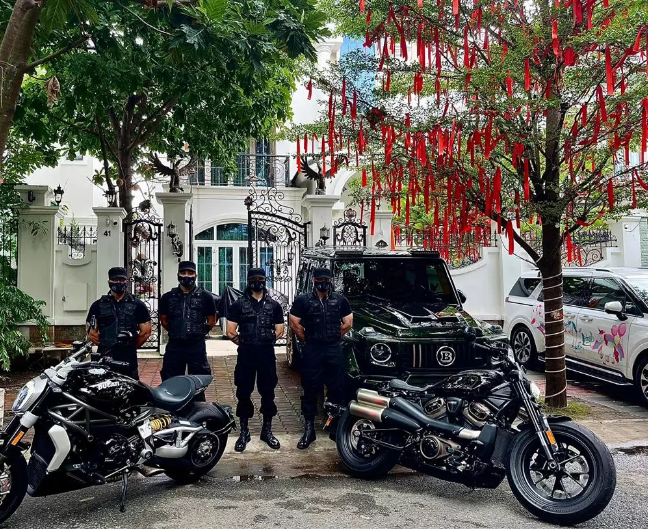 Lý do vợ chồng Đoàn Di Băng thuê vệ sĩ canh nhà là bởi trước đó có nhiều đối tượng giả dạng shipper đến quấy nhiễu nên họ mới chi một khoản không nhỏ để làm việc này.