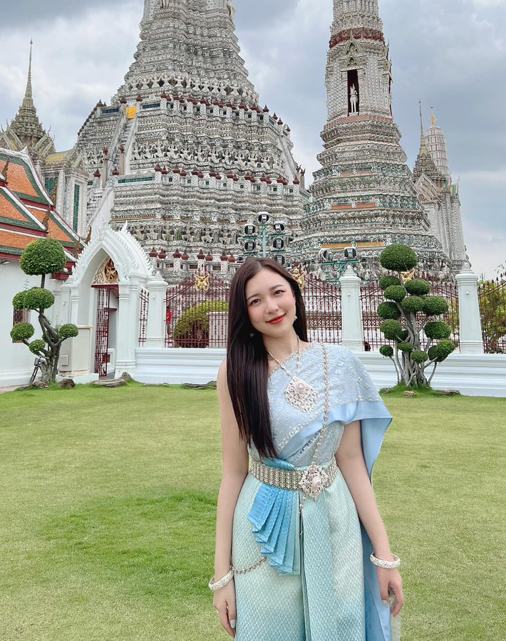 Ngắm nghía những hình ảnh mà cô nàng mới đăng tải phải công nhận, Phương Thảo diện trang phục truyền thống Thái Lan rất đỗi xinh đẹp.