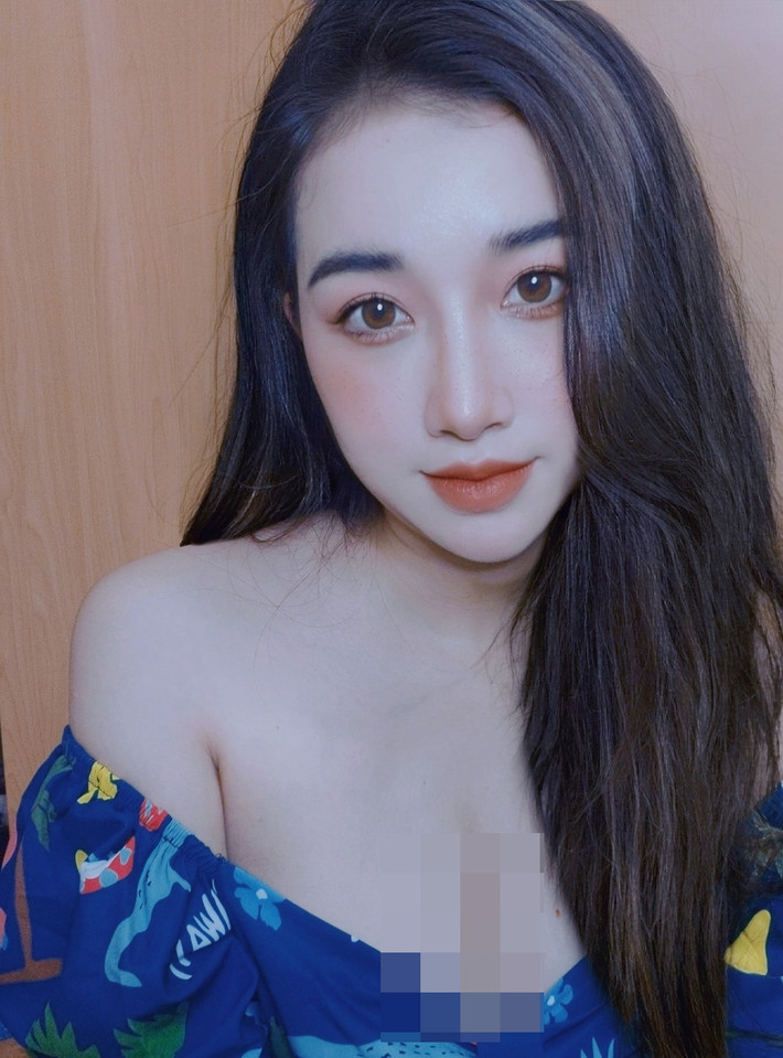 Trong một số bức ảnh, dù sở hữu vòng eo ngấn mỡ nhưng cô vẫn tự tin diện đồ gợi cảm.