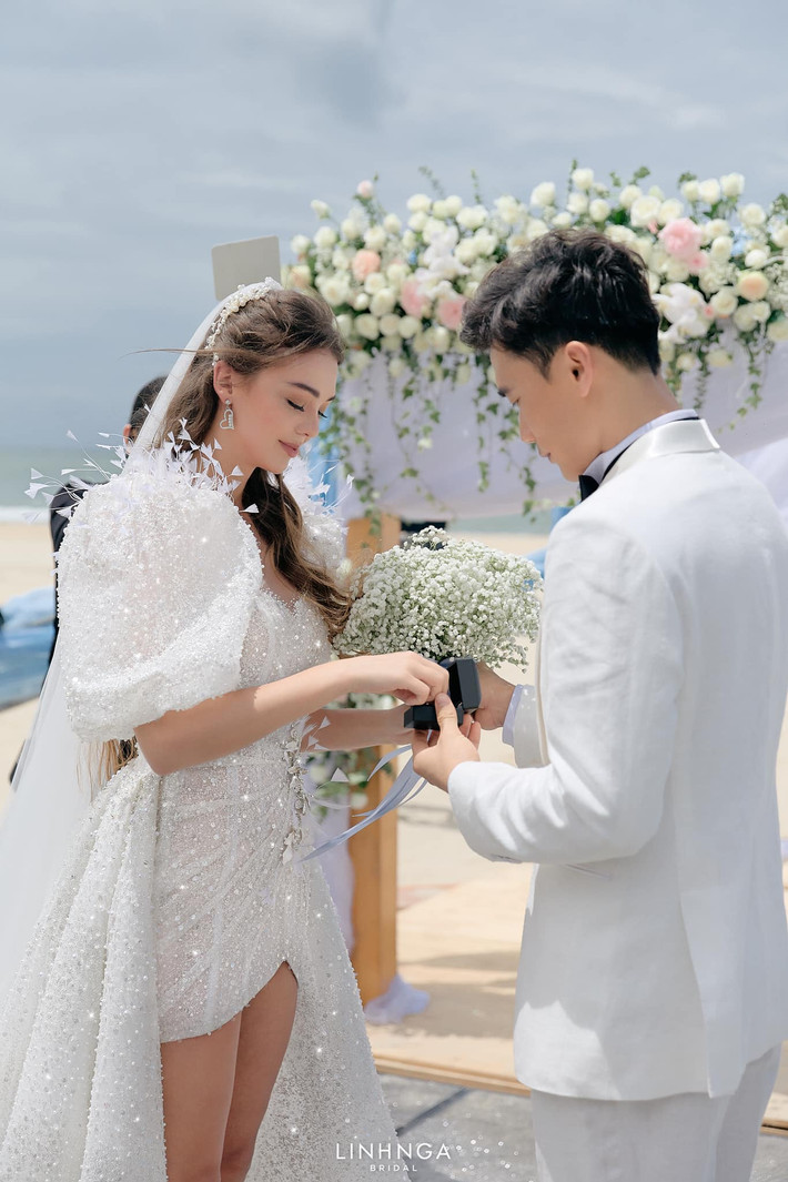 Những hành động ẩn ý của vợ chồng Bùi Tiến Dũng trước đó dường như đã làm netizen phần nào đoán được Bùi Tiến Dũng và vợ Tây đã có tin vui, chỉ có điều cặp đôi chưa muốn công khai.