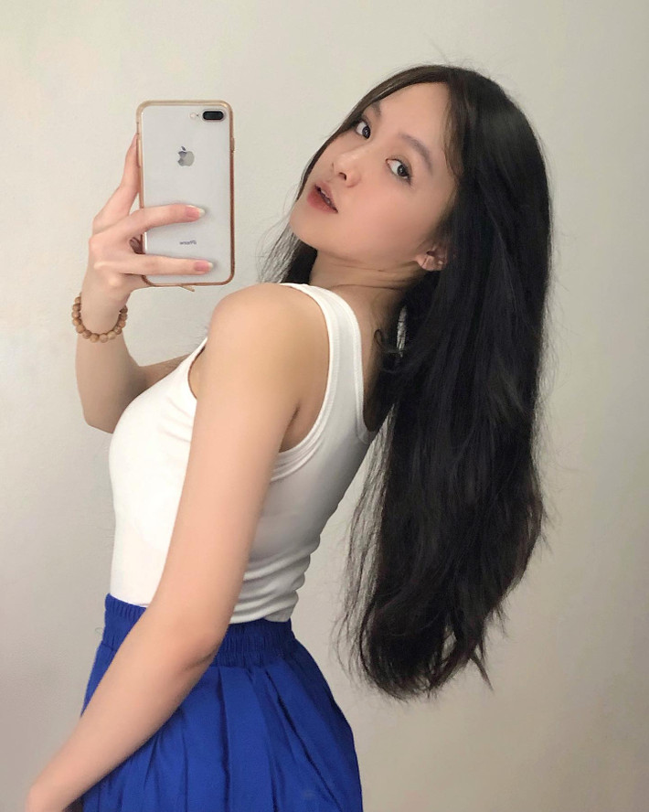 Tháng 6 vừa qua, hot girl còn tiết lộ, cô đã được đứng trong hàng ngũ của Đảng, nhận quyết định kết nạp Đảng viên.