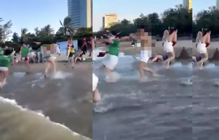 Sẽ chẳng có gì đáng nói khi có người chơi “quá khích” cởi hẳn áo ngực, dùng nó làm đồ vật tiếp nước cho đội mình.