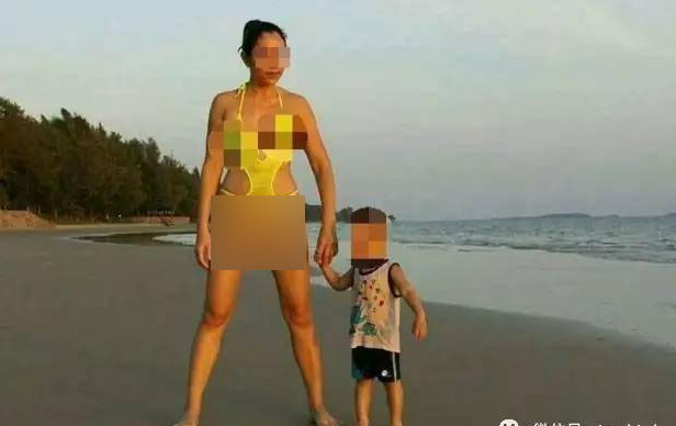 Hình ảnh một bà mẹ người Thái Lan diện bikini siêu tiết kiệm vải cùng những tư thế tạo dáng phản cảm cùng đứa trẻ cũng từng khiến cả cõi mạng dậy sóng.