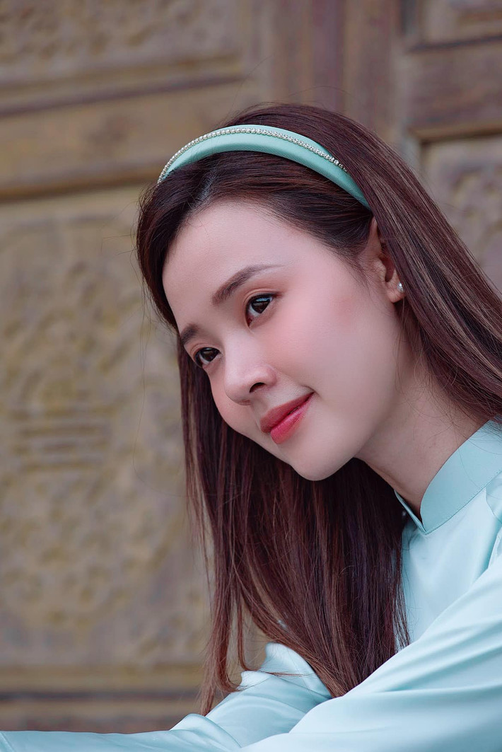Ngoài ra Midu còn tiếp tục tung ra bộ hình mới. Lần này, nữ giảng viên diện áo dài nền nã, khoe vẻ đẹp dịu dàng tại Lăng Khải Định (Huế).