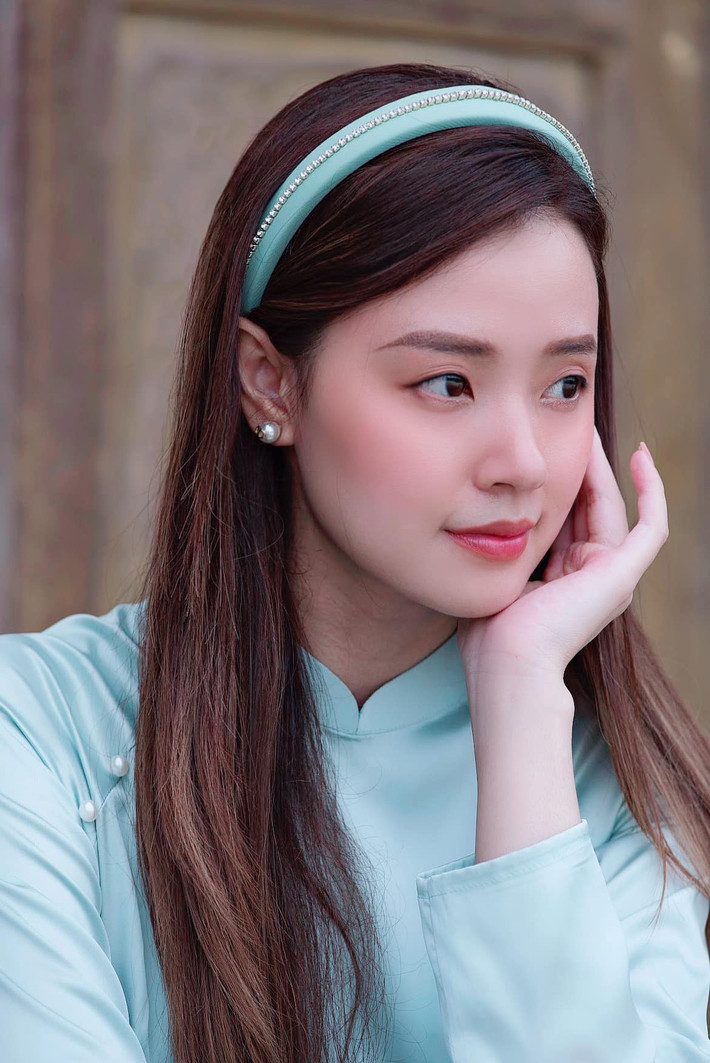Từ trước tới nay Midu luôn giữ hình ảnh khi lên lớp. Cô luôn chọn trang phục phù hợp, không quá giới hạn, cũng không quá khác biệt so với thường ngày.