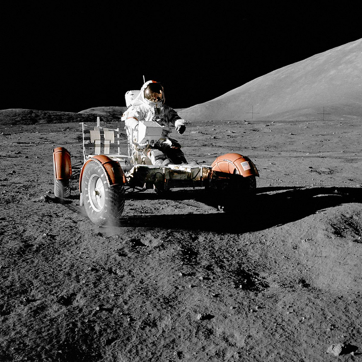 Tấm ảnh không chỉ cho thấy kỹ năng của các phi hành gia bay trên Apollo 17, mà còn nêu bật ý nghĩa Trái Đất như một mái nhà chung, không hề tồn tại ranh giới phân chia người với người.