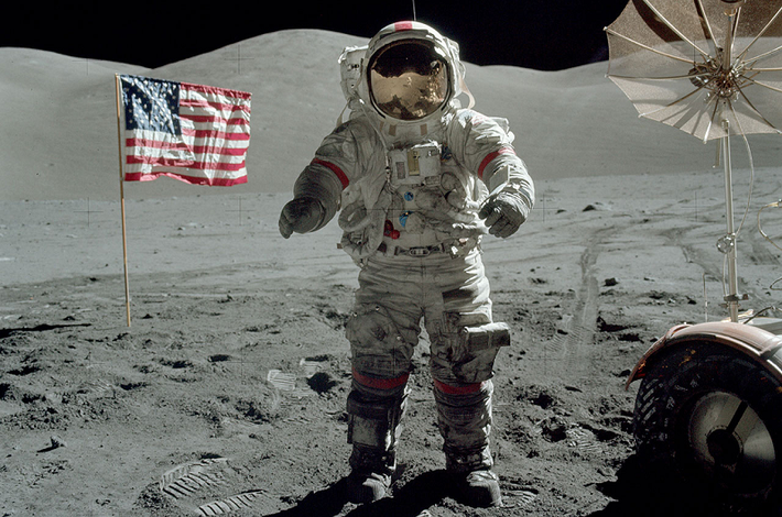 Khi phi hành đoàn Apollo 17 du hành tới Mặt Trăng, họ đã quyết định chụp tấm ảnh khi ở cách Trái Đất 29.000 km. Ngay lập tức, tấm ảnh trở thành biểu tượng cho tình nghĩa hòa thuận và tinh thần thống nhất của những người anh em sống chung một mái ấm.