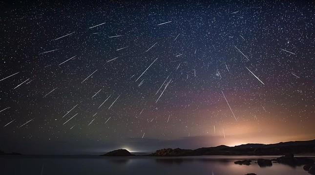 Được tạo ra bởi các mảnh vụn do tiểu hành tinh 3200 Phaethon để lại, mưa sao băng Geminids diễn ra từ ngày 7-17/12 hàng năm, đạt cực đại vào đêm 13 rạng sáng ngày 14 với tuần suất có thể đạt tới 100 vệt sao băng/giờ.