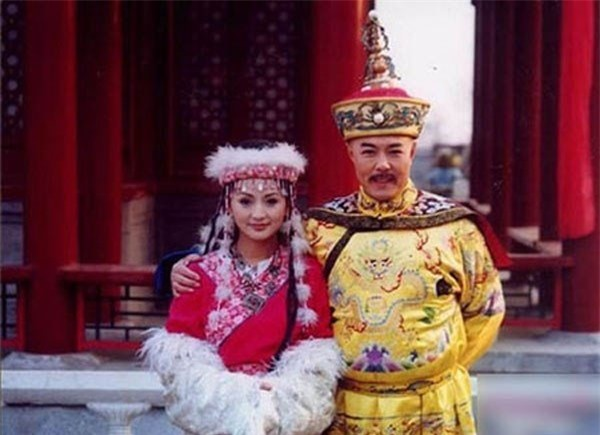 Bên cạnh đó, người đời cũng nhớ đến Càn Long là một vị vua phong lưu đa tình, với nhiều mối tình nổi tiếng chốn nhân gian. Khi còn tại vị, ông thường xuyên xuất cung vi hành, hễ gặp cô gái nào xinh đẹp sẽ đem vào cung nạp thiếp.
