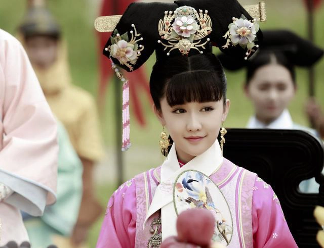 Song ít ai biết được, Hoàng đế Càn Long còn có một vị phi tử nhỏ hơn ông đến 75 tuổi. Đó chính là Tấn phi. Bà trở thành phi tần nhỏ tuổi nhất của Càn Long