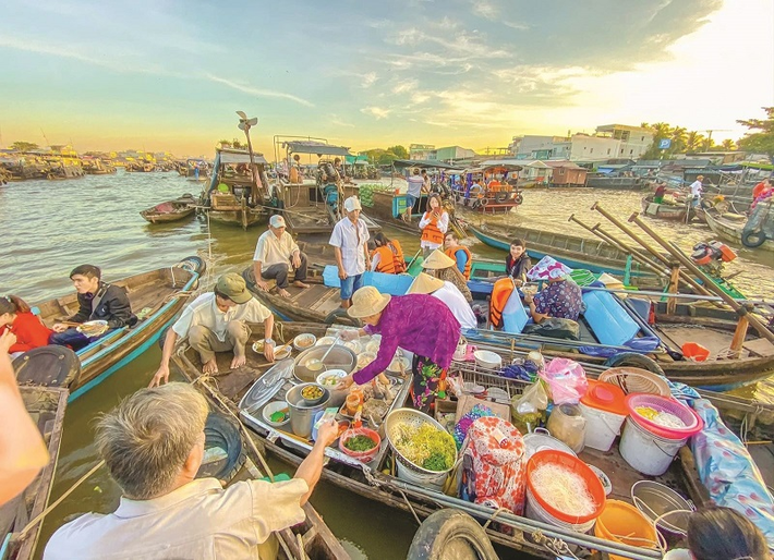 4. Chợ nổi Cái Răng là loại hình chợ độc đáo và đặc trưng của vùng đồng bằng sông Cửu Long mà không nơi nào trên đất nước Việt Nam có được. Và đây cũng là khu chợ tiêu biểu, sầm uất, nổi tiếng nhất cho nét văn hóa sông nước miền Tây.