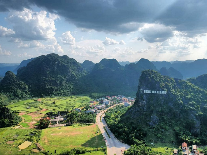 1. Phong Nha - Kẻ Bàng: Báo Stuttgarter Nachrichten của Đức nhận định Việt Nam là một trong những quốc gia đẹp nhất châu Á, điểm đến cụ thể được báo chí Đức chú ý là Phong Nha - Kẻ Bàng ở Quảng Bình.
