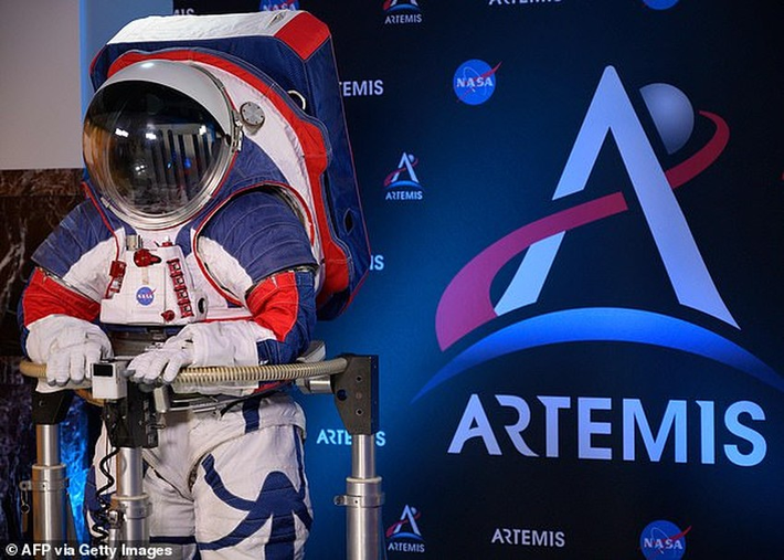 Do đó, nếu như Artemis I diễn ra một cách suôn sẻ, nhiệm vụ Artemis II sẽ thực hiện đưa các phi hành gia bay vòng quanh Mặt Trăng vào năm 2024 và tiếp theo đến Artemis III sẽ chở phi hành đoàn hạ cánh xuống vùng cực nam của hành tinh này vào năm 2025.
