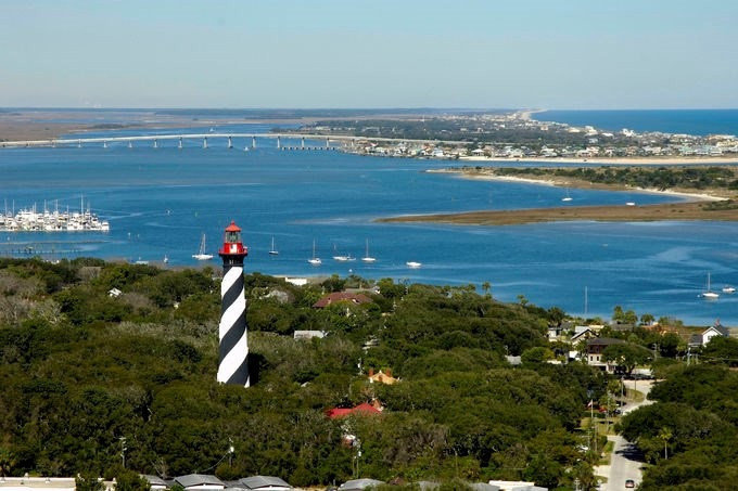 2. Ngọn hải đăng ma quái St. Augustine: Ngọn hải đăng St. Augustine có thể được biết đến nhiều nhất trong số hàng trăm ngọn hải đăng ở Mỹ. Ngọn hải đăng kiên cố đầu tiên bên cạnh thành phố lâu đời nhất của nước Mỹ được xây dựng trên đảo Anastasia vào năm 1824, và được xây dựng lại vào năm 1874.