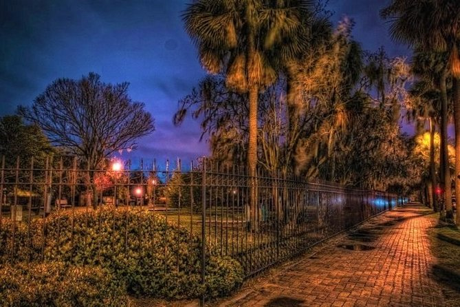 Tại Nghĩa trang Colonial Park cũ được thành lập vào những năm 1750, ước tính có khoảng 12.000 người được chôn cất, mặc dù trên thực tế chỉ còn lại 700 bia mộ. Nhiều du khách còn khẳng định rằng họ đã nhìn thấy "những bóng người" lảng vảng xung quanh khu đất.