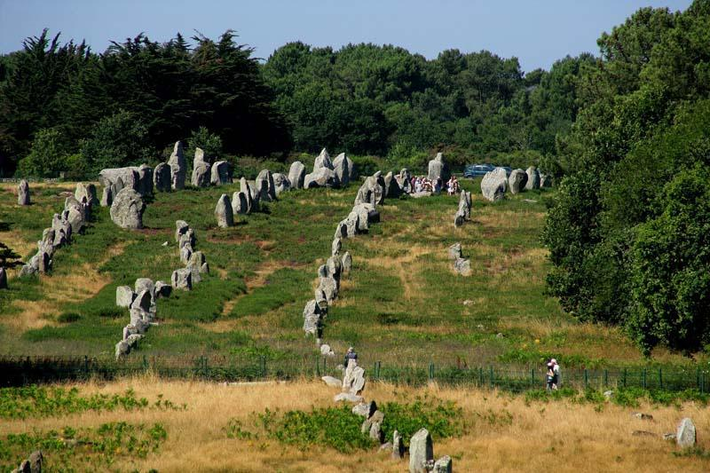 3. Các cột đá Carnac: Công trình đá Stonehenge ở Anh vẫn còn là bí ẩn chưa có lời giải đối với các nhà khoa học nhưng công trình Carnac tại bờ biển Brittany đông bắc Pháp có lẽ còn gây tò mò hơn nữa.