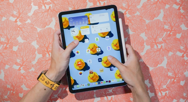 Apple đưa con chip M2 từ dòng MacBook Air và MacBook Pro xuống các thiết bị iPad giúp cải thiện hiệu năng xử lý đáng kinh ngạc. Theo đó, con chip M2 sở hữu 8 nhân CPU, 10 nhân GPU, cho hiệu năng xử lý đồ hoạ cải thiện tới 35%. Với Neural Engine mới có 16 nhân, kết hợp CPU và GPU giúp hiệu suất tổng thể nhanh hơn 40% so với chip M1.