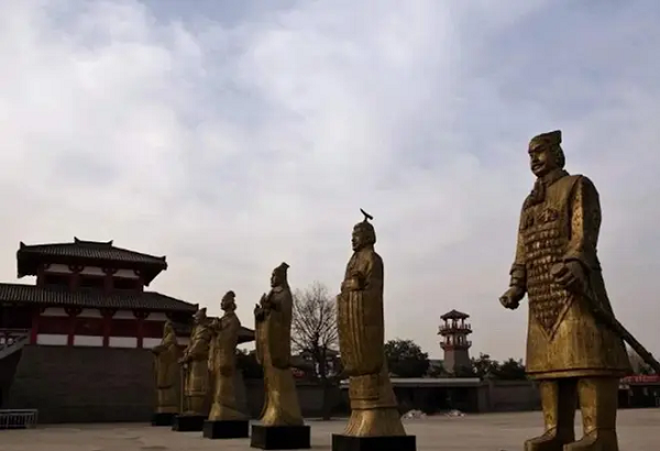 Tần Thủy Hoàng đã ra lệnh tịch thu những dụng cụ bằng đồng của người dân sau đó cho người nấu chảy chúng rồi đúc thành 12 bức tượng đồng lớn, mỗi tượng nặng gần 30 tấn. Với những hiện vật lịch sử có tính "khổng lồ" về kích thước như vậy, lại được tạo nên từ đồng thì đáng ra phải tồn tại cho đến ngày nay cho dù có thể bị biến dạng nhưng điều kì lạ là chúng hoàn toàn biến mất ngay sau khi nhà Tần sụp đổ.