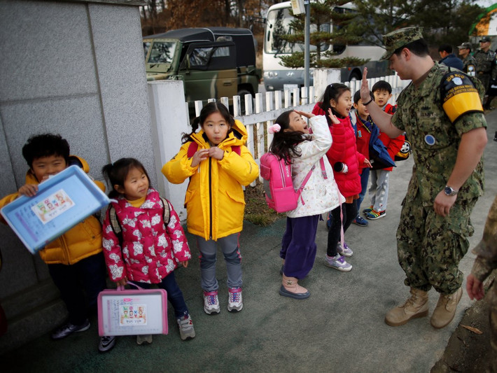 Ở phía Nam của DMZ là trại lính Mỹ. Trại này chỉ cách DMZ khoảng 5 phút lái xe. Lính Mỹ theo dõi tính hình Triều Tiên và dạy tiếng Anh cho các học sinh tại Trường Tiểu học Daesungdong. Trong ảnh, một sĩ quan Hải quân Mỹ đập tay với nhóm học sinh Daesungdong.