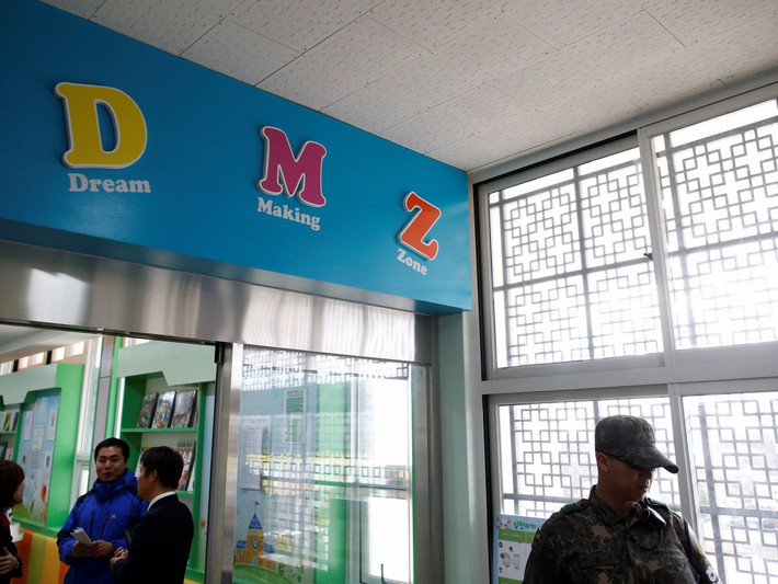 Tuy nhiên, một trong những học sinh tên là Lee Su-jin, lớp 4 nói rằng, mặc dù học ở DMZ nhưng cô bé "không cảm thấy lo lắng cho sự an toàn" của mình. "Mọi người lo lắng cho chúng cháu nhưng các binh sĩ vẫn ở đây với chúng cháu và chúng cháu được tham gia diễn tập sơ tán. Vì thế, cháu không nghĩ rằng có bất cứ điều gì đáng để lo lắng hay sợ hãi".