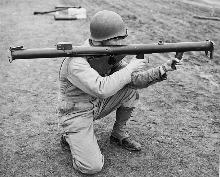 Được sản xuất hàng loạt vào năm 1942, Bazooka là khẩu súng chống tăng không giật cỡ nhỏ có thể sử dụng chỉ bởi một người do Mỹ chế tạo trong Chiến tranh Thế giới thứ 2. Nguồn ảnh: Wiki.