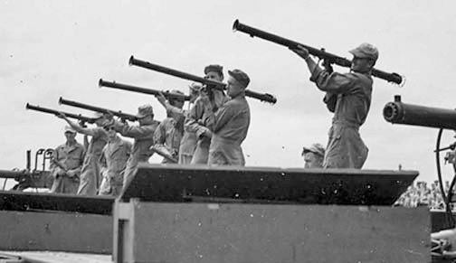 Những khẩu súng chống tăng Bazooka hoàn thiện đầu tiên được binh lính Mỹ sử dụng trên chiến trường Bắc Phi là loại Bazooka M10. Đây là một biến thể cực kỳ hoàn thiện và được sản xuất hàng loạt, khiến lính Đức ở Bắc Phi một phen hốt hoảng. Nguồn ảnh: Olive.