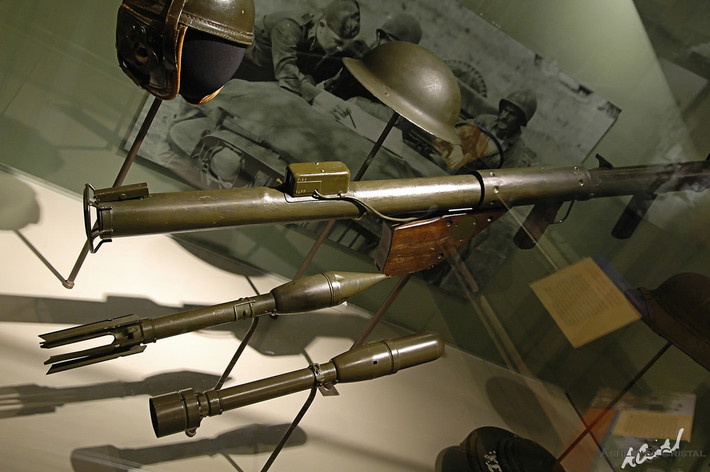 Có trọng lượng khoảng 5,8 kg, khẩu Bazooka M10 của Mỹ có chiều dài nòng súng đạt 1,37 mét và có cỡ nòng 60mm. Ảnh: Khẩu Bazooka M10 của Mỹ với hai loại đạn khác nhau. Nguồn ảnh: Flickr.