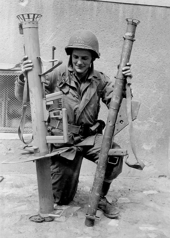 Sau khi phải đối mặt với khẩu Bazooka của Mỹ ở chiến trường Bắc Phi và Italia, người Đức đã ngay lập tức chế tạo ra thứ tương tự với tên gọi Panzerschreck. Ảnh: Bên trái là khẩu Panzerschreck của Đức, bên phải là khẩu Bazooka của Mỹ. Nguồn ảnh: Pinterest.