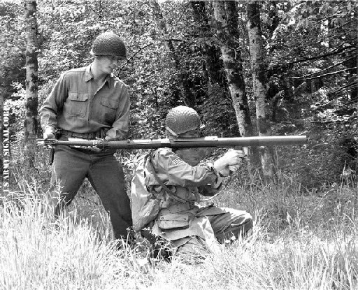 Trong chiến đấu, một tổ Bazooka sẽ bao gồm ba người trong đó có 1 cảnh giới, 1 xạ thủ và 1 nạp đạn. Nhiệm vụ của người cảnh giới chủ yếu là bảo vệ kíp chiến đấu của Bazooka khỏi bộ binh đối phương hoặc yểm trợ hỏa lực khi cần thiết. Nguồn ảnh: Usmilitary.