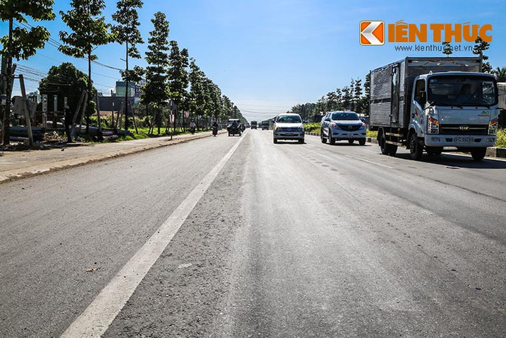 Theo ghi nhận của PV Kiến Thức vào sáng 19/11, đoạn đường dài khoảng 3km từ khu phố Bình Thuận 2, phường Thuận Giao kéo dài đến ngã 6 An Phú (thị xã Thuận An) đang bị lún thành rãnh sâu 3-4 cm, trên mặt đường xuất hiện nhiều sống trâu, ổ gà.