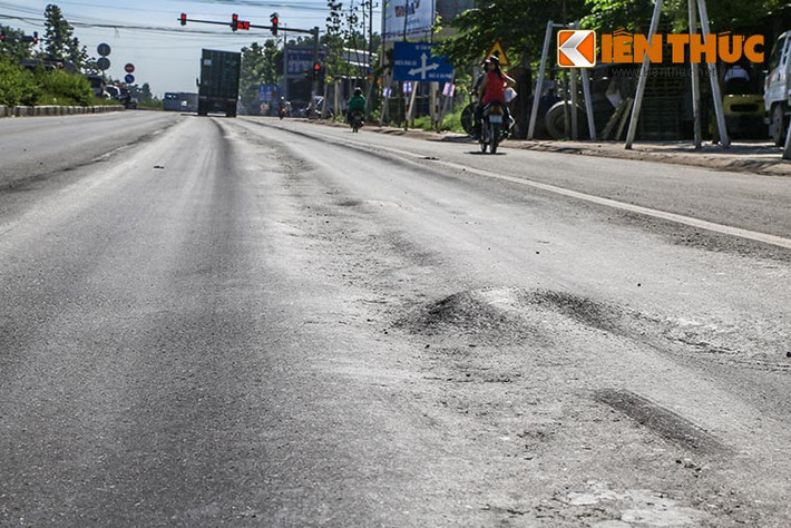 Tương tự, nhiều vị trí khác trên tuyến đường này cũng xảy ra trồi, lún bê tông nhựa gây khó khăn cho việc đi lại.