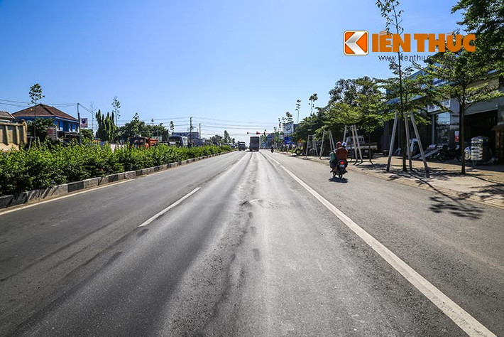 Đường Mỹ Phước - Tân Vạn là trục đường giao thông đi qua TP Thủ Dầu Một, thị xã Dĩ An và thị xã Thuận An (Bình Dương) dài 26,5 km, rộng 6 làn xe (30 mét) với vận tốc thiết kế 100 km/h. Dự án được khánh thành và cho thông xe giai đoạn 1 với đoạn đường dài 16 km (từ điểm giao với Tỉnh lộ 741 đến vòng xoay ngã 6 An Phú thuộc thị xã Thuận An) ngày 13/10/2015. Chủ đầu tư sẽ tổ chức thu phí trong vòng 46 năm để hoàn vốn đầu tư.