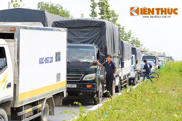 Mấy ngày gần đây, tại khi vực vòng xoay ngã 6 An Phú (TX. Thuận An, Bình Dương) liên tục xảy ra tình trạng kẹt xe kéo dài vào thời điểm buổi trưa khiến tình hình giao thông tại khu vực này trở nên ùn tắc cục bộ.