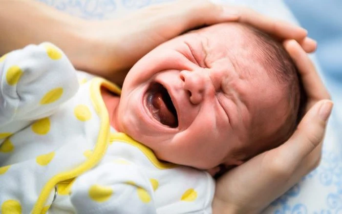 5. Tiếng trẻ con khóc ban đêm: Theo kinh nghiệm dân gian, khi trẻ đột nhiên khóc không ngừng ở nhà, đặc biệt là khóc rất dữ dội, người lớn tuổi có xu hướng cho rằng đây có thể là điềm xấu hoặc điều chẳng lành sắp xảy ra.