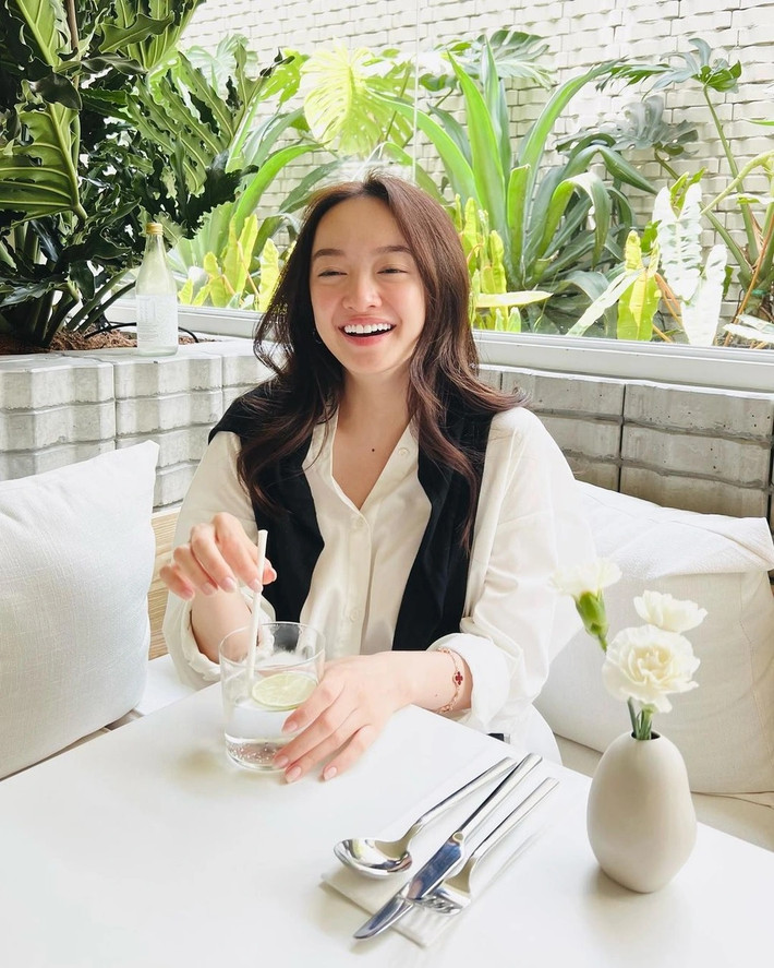 Người đẹp "Em chưa 18" hé lộ gia đình chưa hối thúc chuyện có bạn trai hay kết hôn, tuy nhiên cô "thích lấy chồng sớm". "Tôi thích lấy chồng sớm vì đó là điểm cộng thêm cho trải nghiệm của mình", Kaity Nguyễn nói.