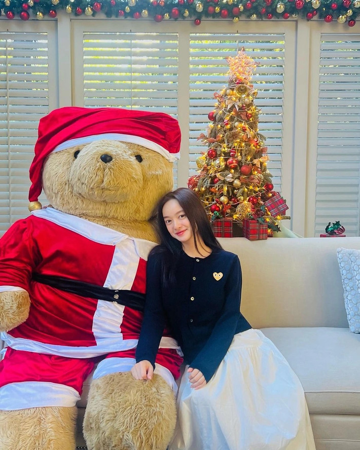 "Tôi là cô gái rất bình thường, ít trang điểm, thích để mặt mộc, đầu tóc đôi khi rũ rượi. Tôi thích mặc áo thun, quần jean hoặc những bộ váy rộng rãi để bản thân thoải mái", nữ diễn viên nói.