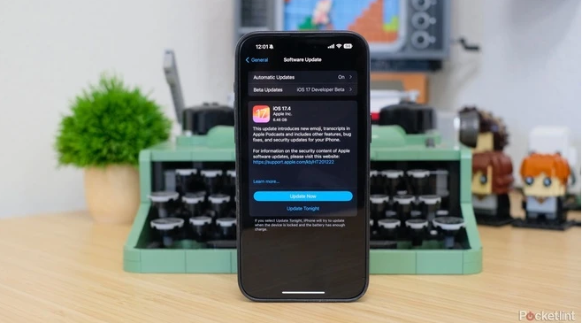 iOS 17.4 được phát hành rộng rãi cho toàn bộ thiết bị hỗ trợ iOS 17. Người dùng có thể kiểm tra, đọc chi tiết các cải tiến và cập nhật bằng cách vào Cài đặt > Cài đặt chung > Cập nhật phần mềm và làm theo hướng dẫn. Ảnh: Pocket-lint