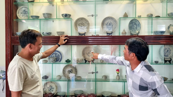 Gành Cả là một ngôi làng ở Châu Thuận Biển với khoảng 300 hộ dân, trong đó quá hơn 150 hộ sưu tầm trưng bày cổ vật như chén, đĩa, ly, bình...