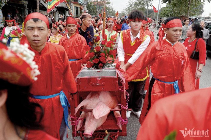 Những hình ảnh góp lộc, cho “ông ỉn" ăn được dân gian ngầm hiểu rằng cùng có công nuôi “ông ỉn" để khao quân.