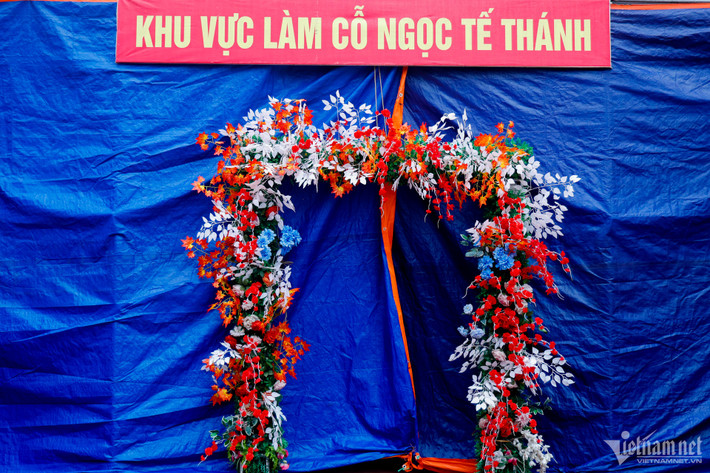 Những năm trước, Lễ hội làng Ném Thượng vẫn tổ chức nghi lễ chém lợn giữa sân đình trước sự chứng kiến của nhiều người gây phản cảm, kích động bạo lực. Từ năm 2016, để chấm dứt tình trạng trên và đảm bảo yếu tố truyền thống, các cấp chính quyền vận động nhân dân làng Ném Thượng điều chỉnh tục chém lợn giữa sân đình vào một khu vực dành riêng để giết thịt và làm cỗ ngọc tế thánh.