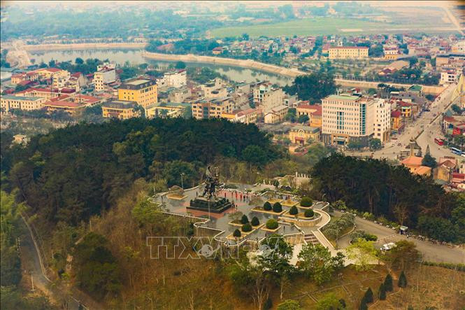 Tượng đài Điện Biên Phủ nhìn về thành phố.