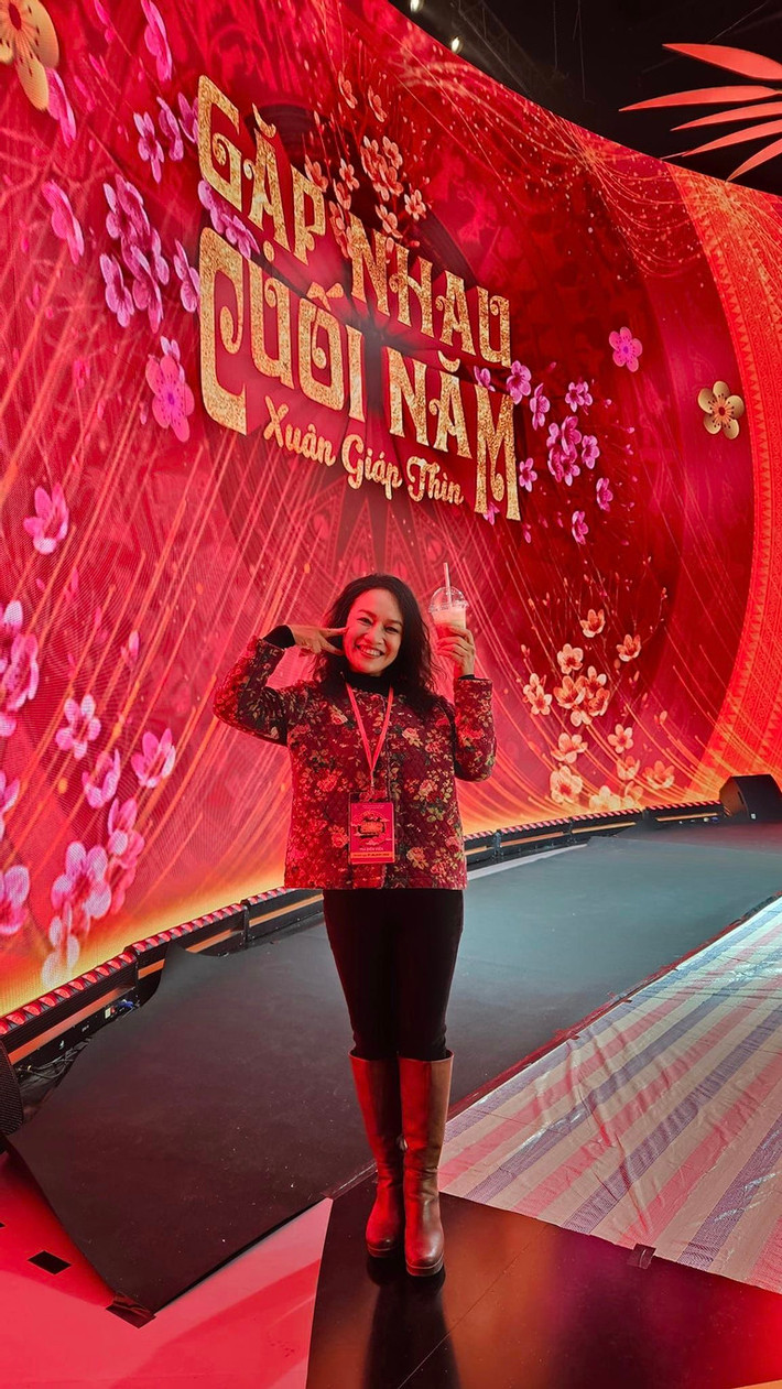 Ngay khi buổi ghi hình kết thúc, diễn viên Tú Oanh, bà Bích trong 'Hương vị tình thân' chia sẻ ảnh hậu trường. Chị viết: "Cả nhà không thể biết được là áp lực, lo lắng và cả sợ như thế nào đâu... Cảm ơn sâu sắc gia đình Gặp nhau cuối năm 2024". Lần đầu tham gia Táo Quân, Tú Oanh vào vai vai Táo Văn Thể.